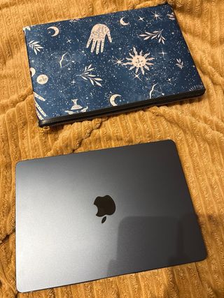 MacBook Air 13” 16GB RAM color Midnight con funda