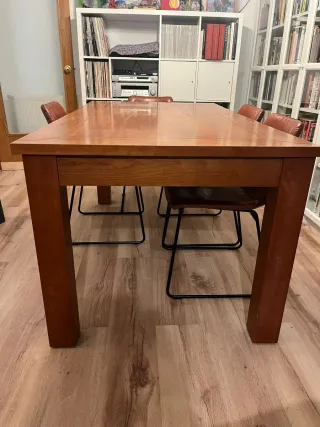 Mesa de comedor de madera