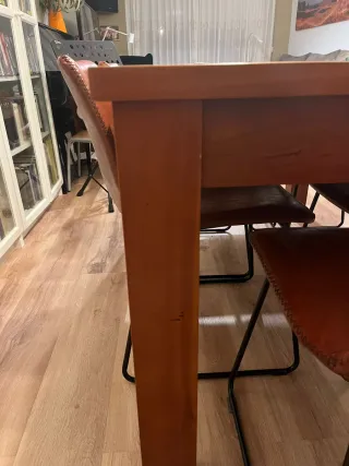 Mesa de comedor de madera