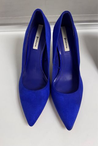 Zapatos tacón Stradivarius azul eléctrico