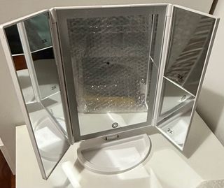 Espejo de maquillaje portátil con luz