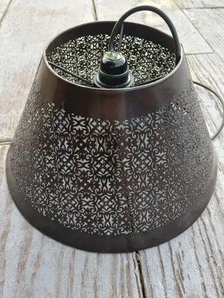 Lámpara de metal marrón con diseño calado