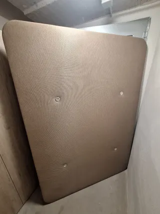 Base tapizada 135x190 con patas y transpiración