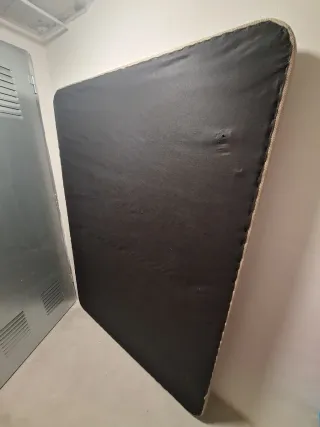 Base tapizada 135x190 con patas y transpiración