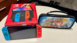 Nintendo Switch OLED Azul/Rojo + Funda
