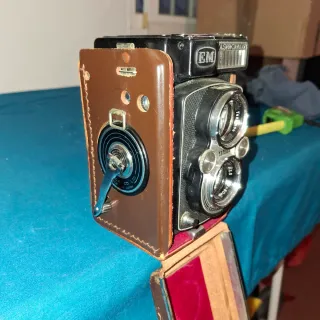 Cámara Yashica EM con funda