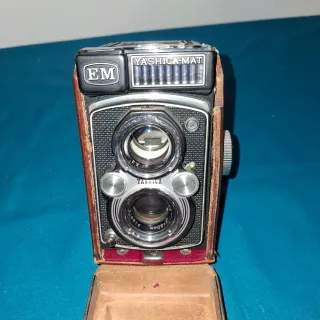 Cámara Yashica EM con funda