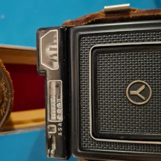 Cámara Yashica EM con funda