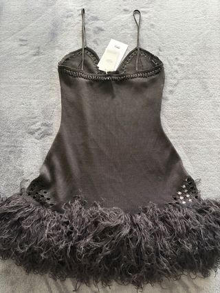 Vestido de fiesta con plumas