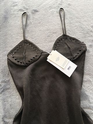 Vestido de fiesta con plumas