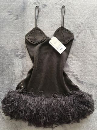 Vestido de fiesta con plumas