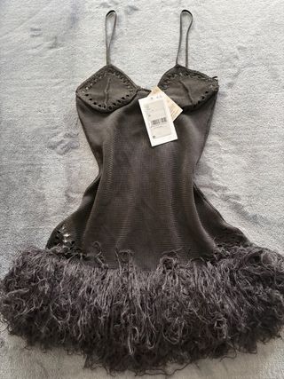 Vestido de fiesta con plumas