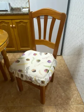 Mesa redonda de madera extensible y 3 sillas