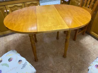 Mesa redonda de madera extensible y 3 sillas