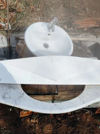 Mueble de baño de cerámica y mármol