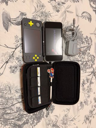 Nintendo 2DS XL Negra y Amarilla
