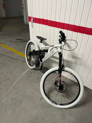 Bicicleta Mondraker DH Blanca