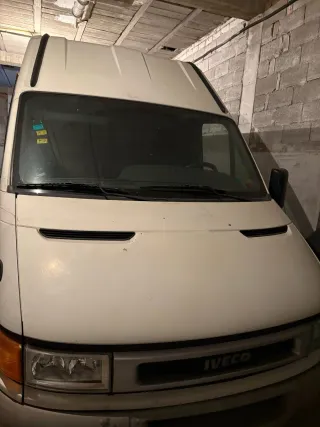 Furgoneta iveco grande.