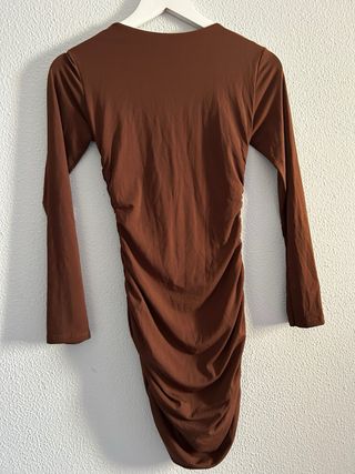 Vestido marrón fruncido