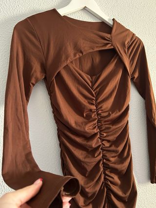 Vestido marrón fruncido