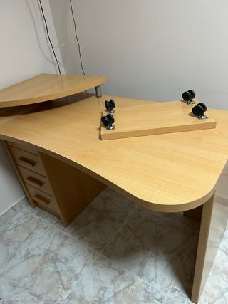 Escritorio de madera con ruedas