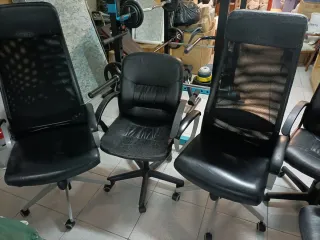 Silla de oficina negra y plateada