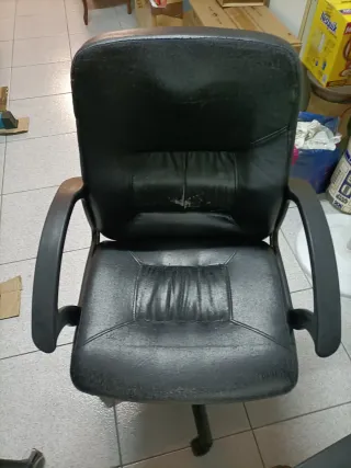 Silla de oficina negra y plateada