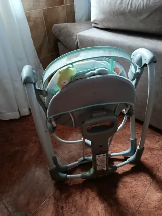 Columpio para bebé con juguetes