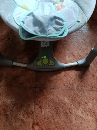 Columpio para bebé con juguetes