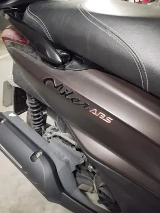 Kymco Miller 125 ABS Negra y marrón