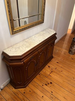 Recibidor de madera con mármol