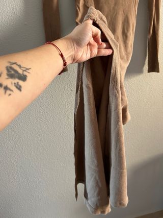 Vestido largo beige ajustado