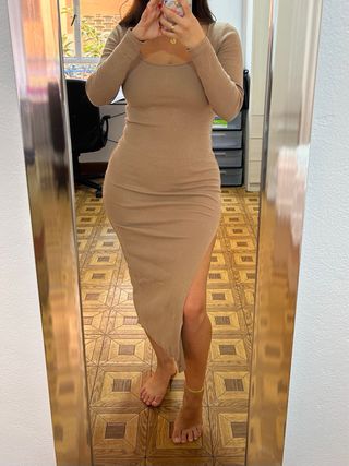 Vestido largo beige ajustado
