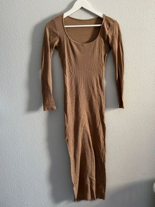 Vestido largo beige ajustado