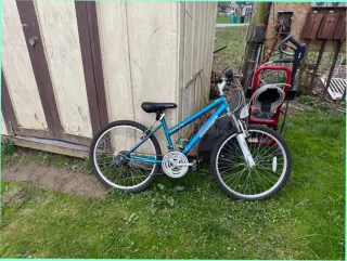 Bicicleta azul de montaña