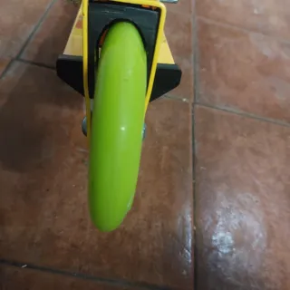 Patinete  plegable con luces LED usado un dia