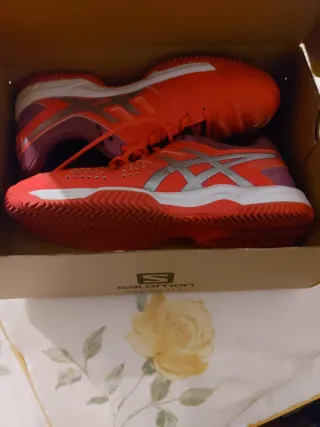 Zapatillas padel  ASICS rosas y moradas