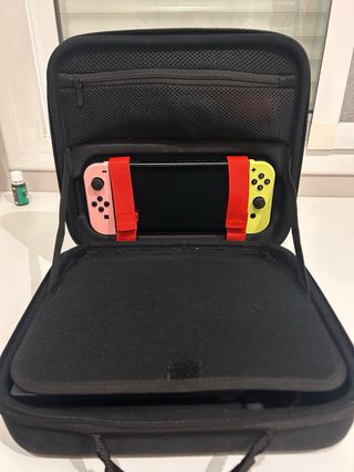 Nintendo Switch + Controller + Valigia + Fifa 19 e 22