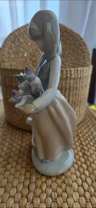 Figura Lladró Niña con Gatitos