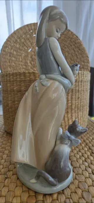 Figura Lladró Niña con Gatitos