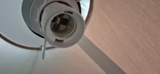 Lampada da tavolo beige e marrone