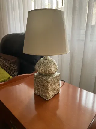 Lámpara de mesa base piedra y pantalla tela