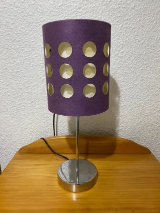 Lámpara de noche morada y plateada