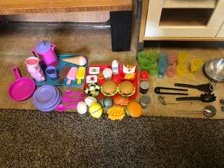 Cocinita Ikea con accesorios, cacharritos y comida