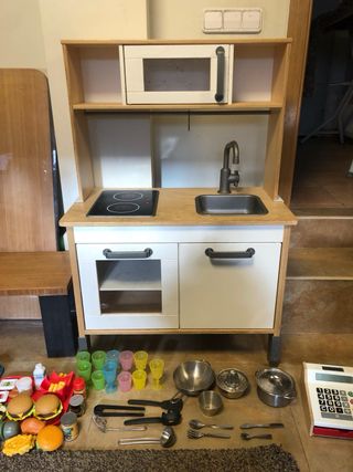 Cocinita Ikea con accesorios, cacharritos y comida