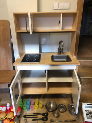 Cocinita Ikea con accesorios, cacharritos y comida