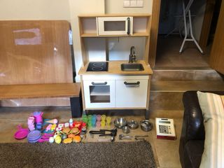 Cocinita Ikea con accesorios, cacharritos y comida