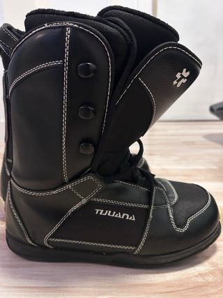 Botas de Snowboard Negras marca Tijuana