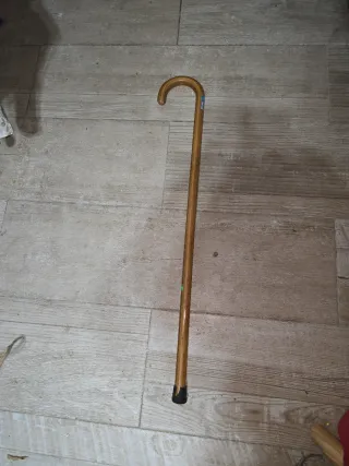 Bastón de madera con empuñadura curva