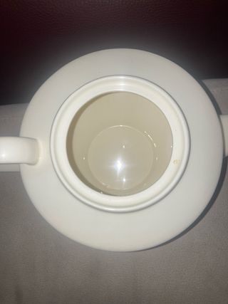 Tetera de cerámica blanca